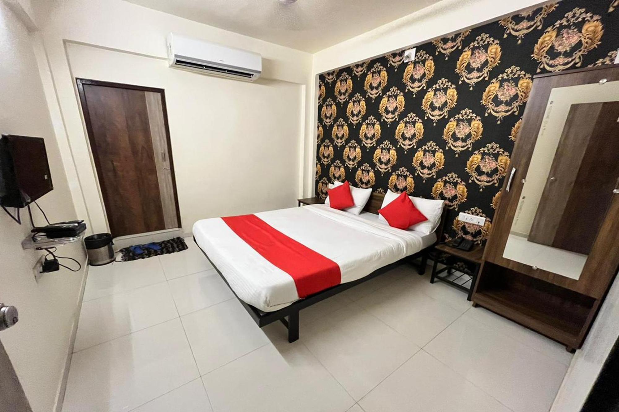 Hotel Kalyan Palace Batwa Exterior photo
