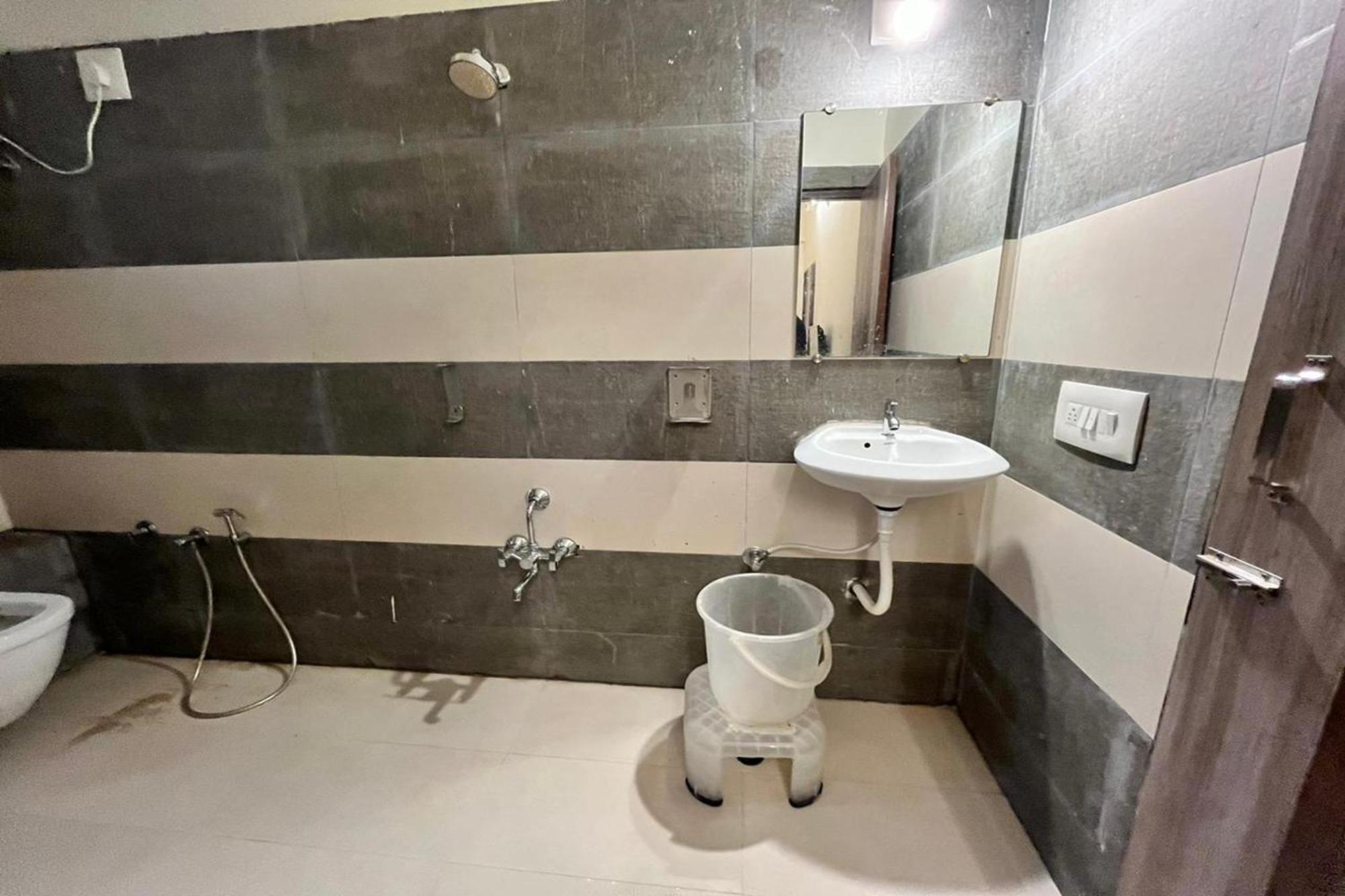 Hotel Kalyan Palace Batwa Exterior photo