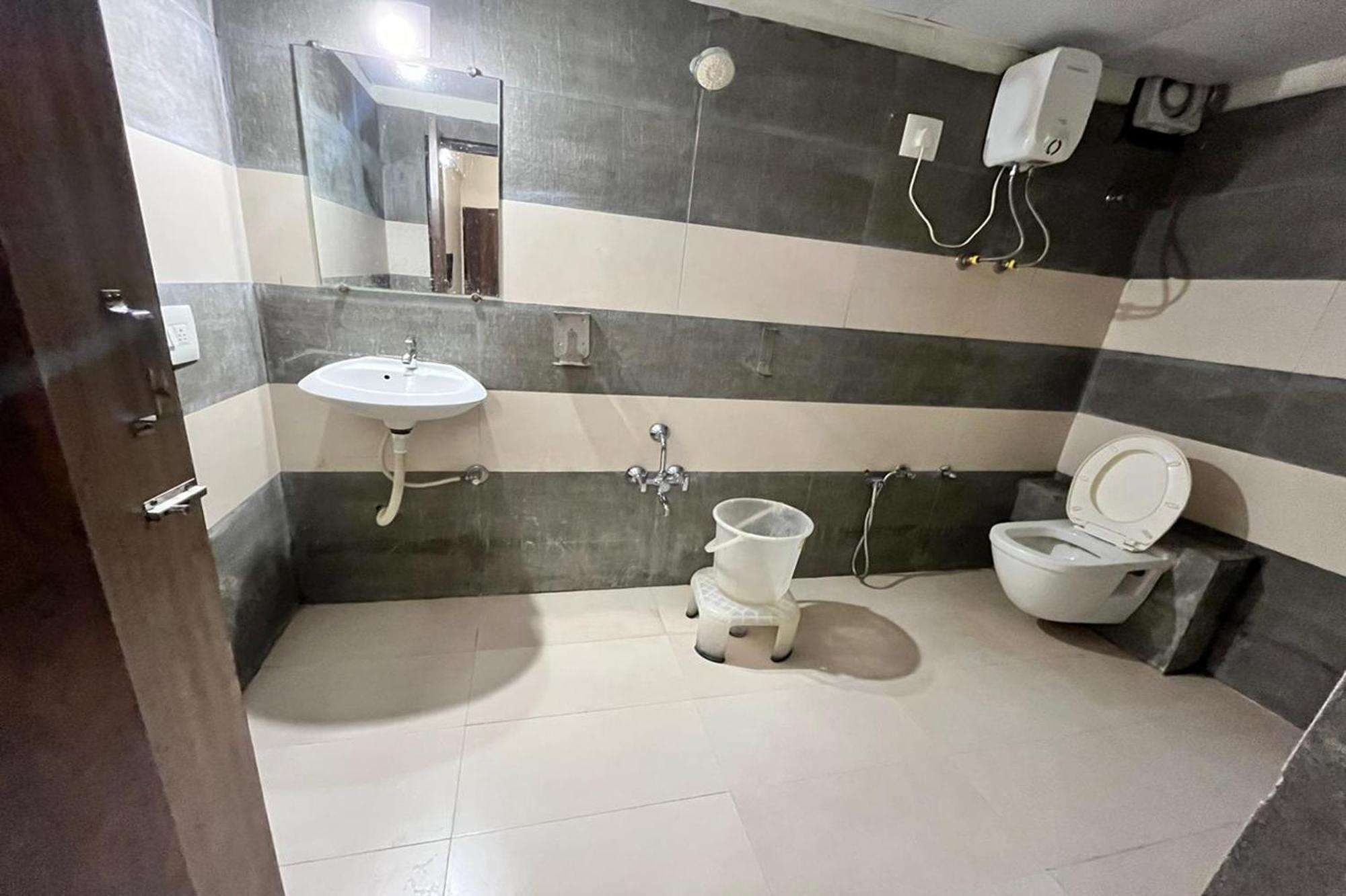 Hotel Kalyan Palace Batwa Exterior photo