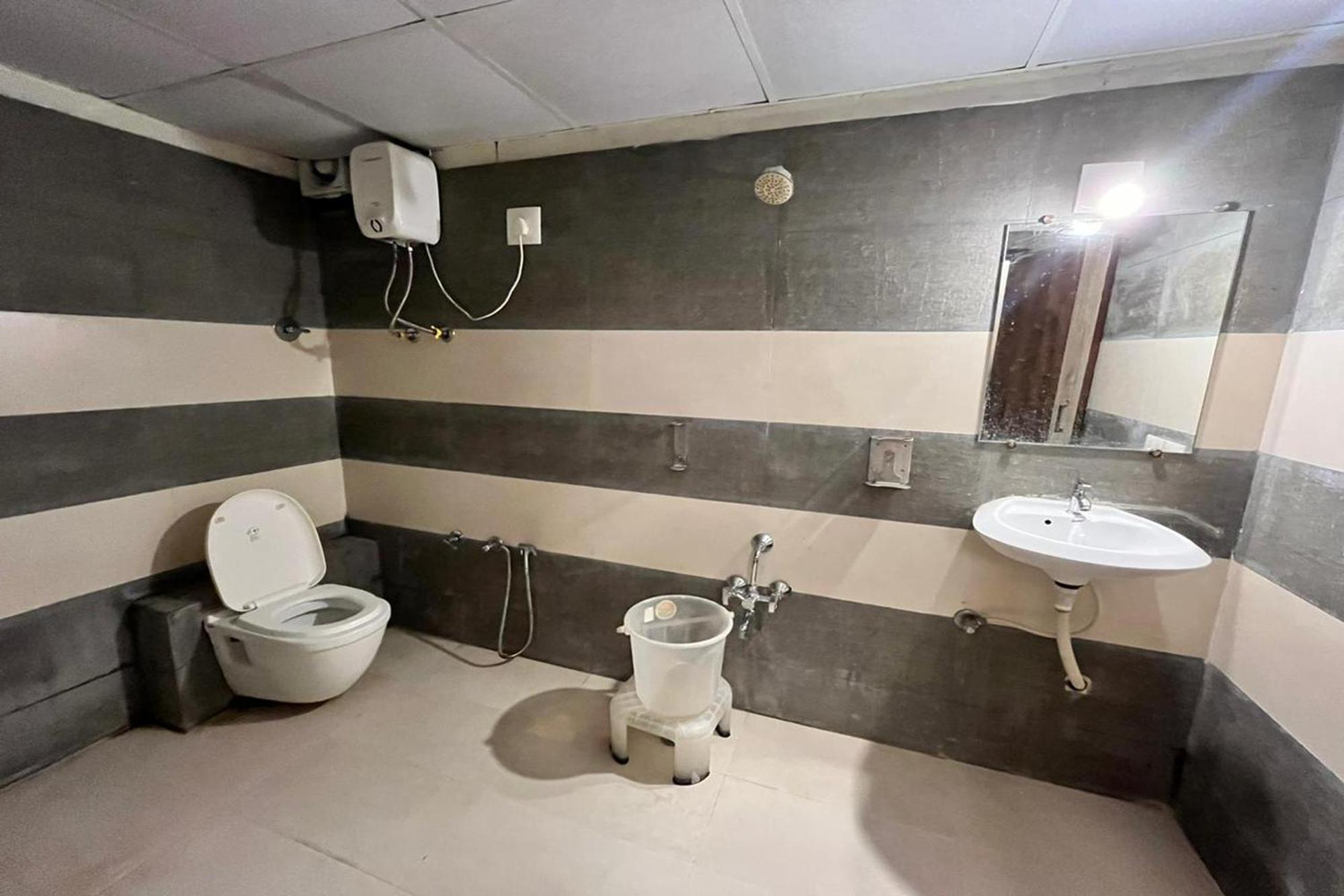 Hotel Kalyan Palace Batwa Exterior photo