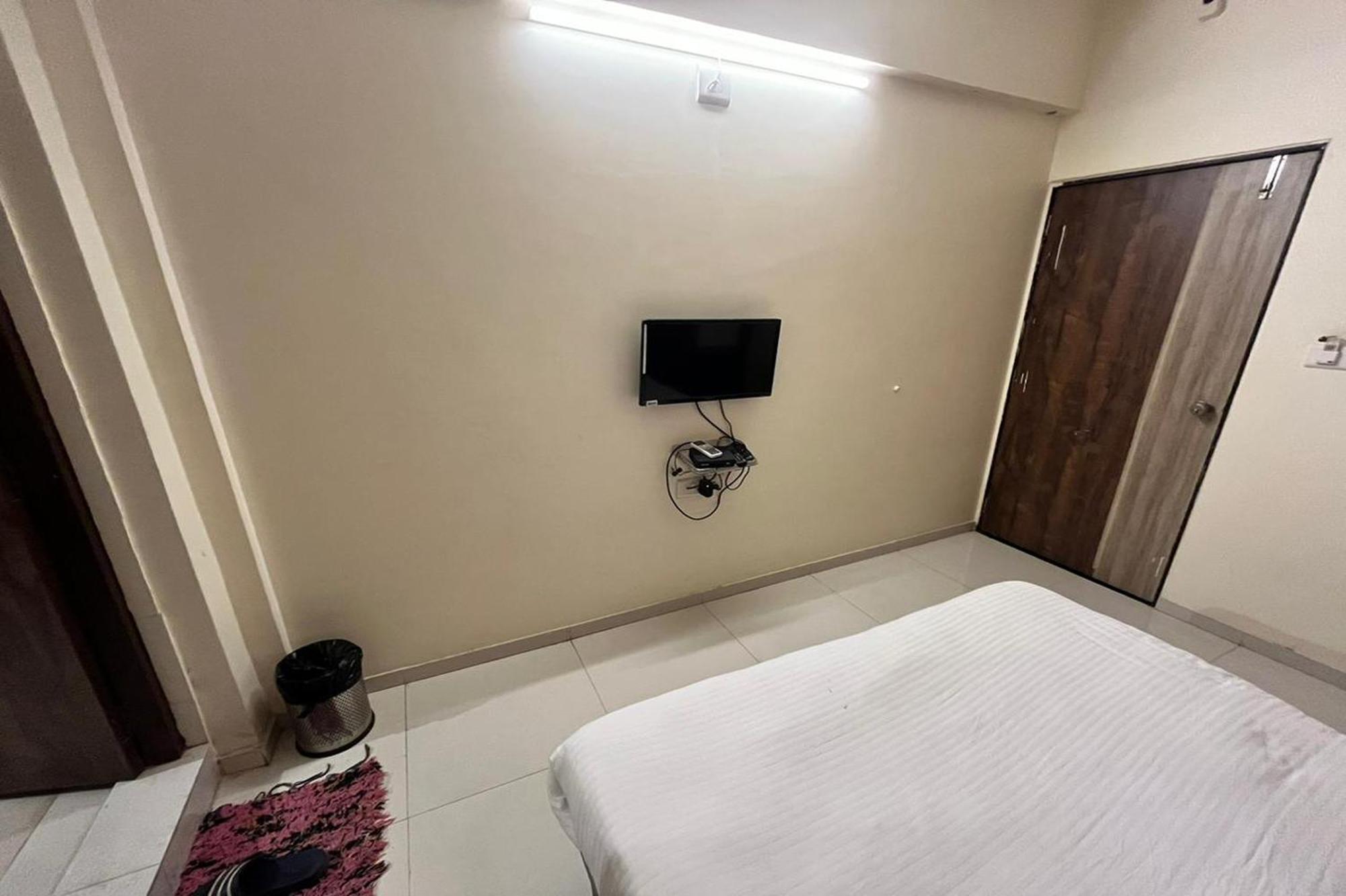 Hotel Kalyan Palace Batwa Exterior photo