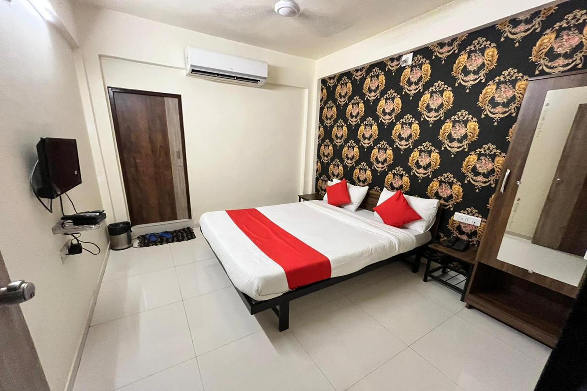 Hotel Kalyan Palace Batwa Exterior photo